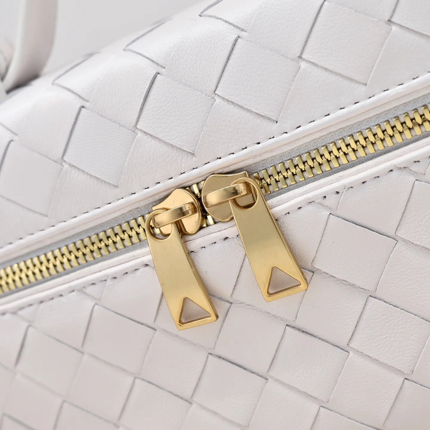 Batch 1360 Bottega Veneta 24 spring and summer woven zipper crossbody bag. A crossbody bag that can be used as a cosmetic bag. The exquisite weaving and compact body are an indispensable accessory for the upcoming summer. The double zipper also better protects the bag. It has a large capacity. If you like it, don’t miss it. Style number: 9109 Size: 22*12.5*5cm